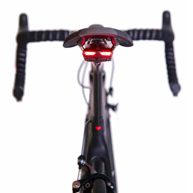 Feu Arrière Lucia Monté Sur Le Rail De Selle 2 Feu Arrière Lucia Monté Sur Le Rail De Selle – Image 2