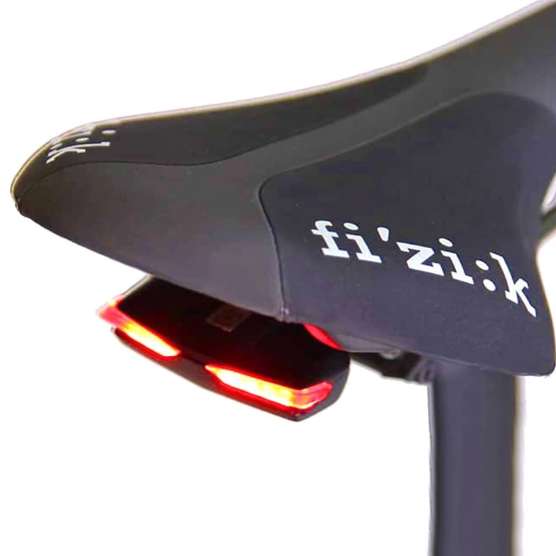 Feu Arrière Lucia Monté Sur Le Rail De Selle 1 Feu Arrière Lucia Monté Sur Le Rail De Selle